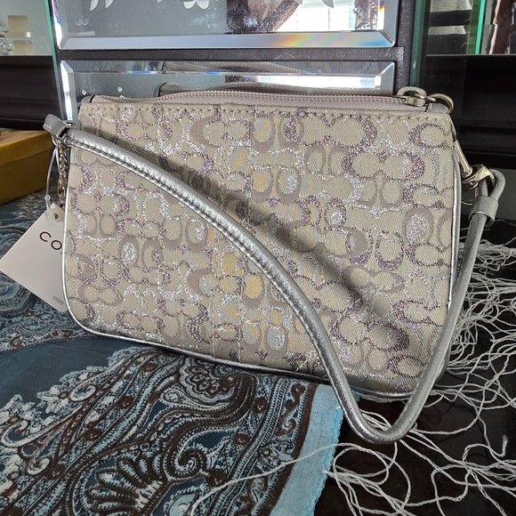 COACH Signature Logo Metallic Silver & Gray Wristlet Purse NWT - Picture 4 of 7